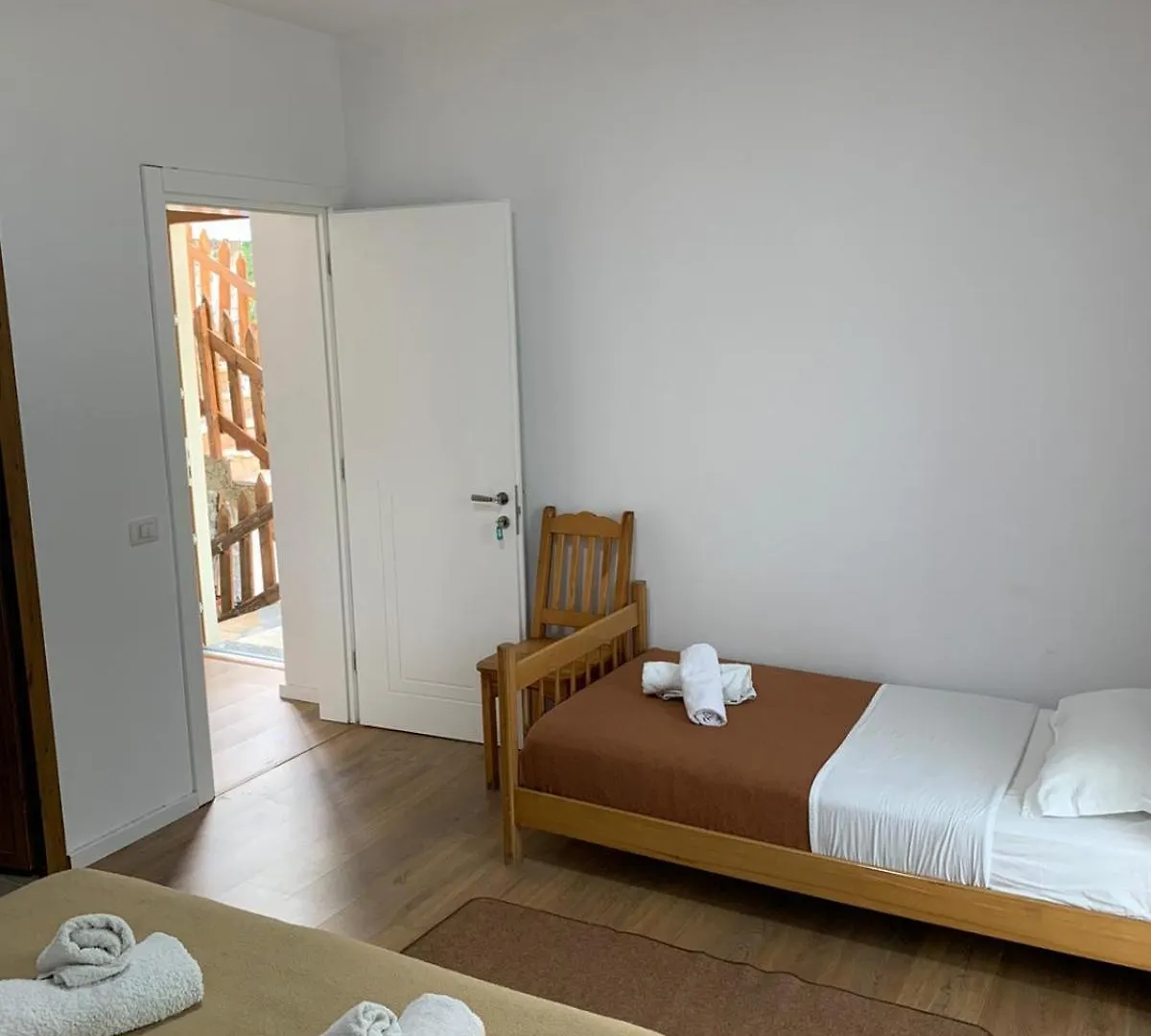 Hotel Vellezrit Guri Theth 3*,