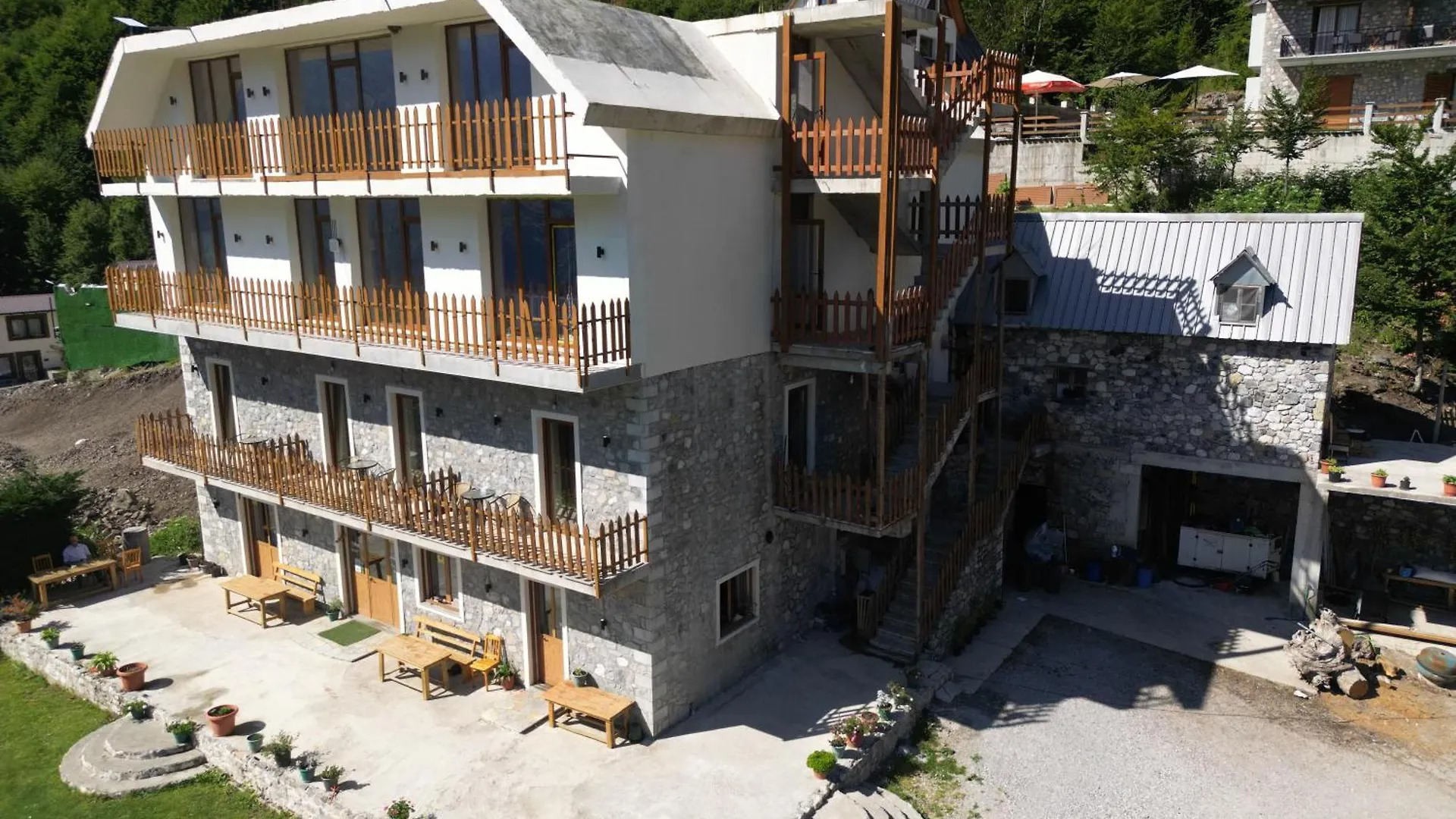 Hotel Vellezrit Guri Theth